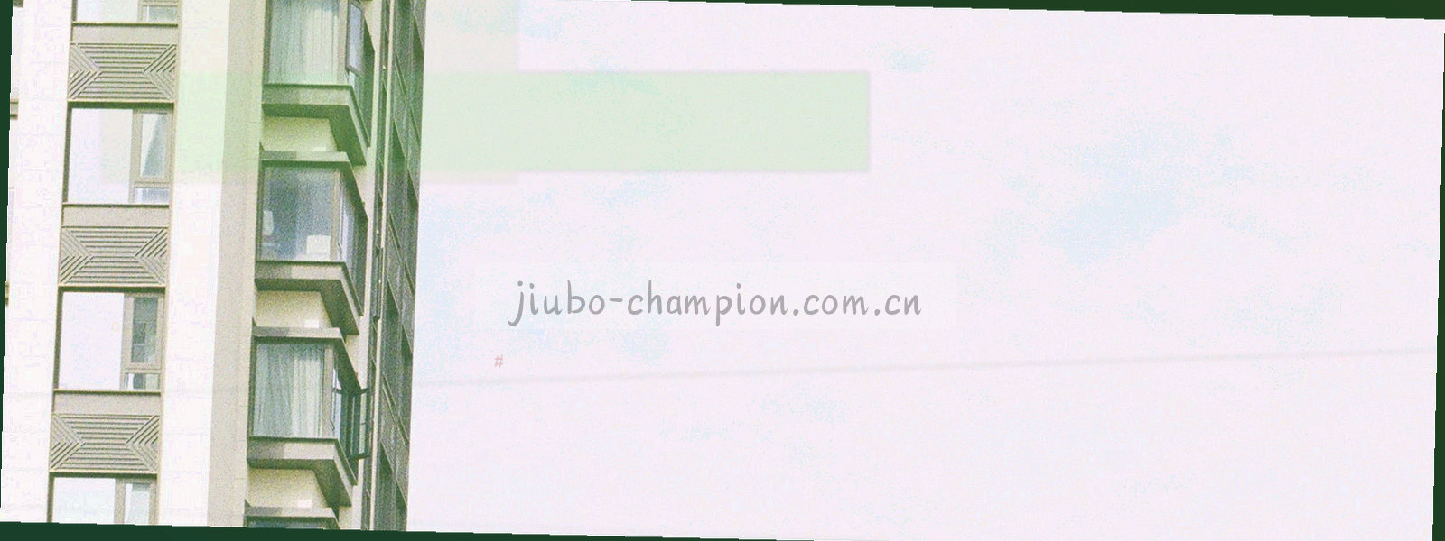 深色背景上流动的数据线条与节点，电光青高亮实时波动